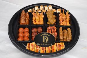 Hapjesschaal ±80 Hapjes - Kipkluifjes, Sate stokjes, gehakballetjes & wraps